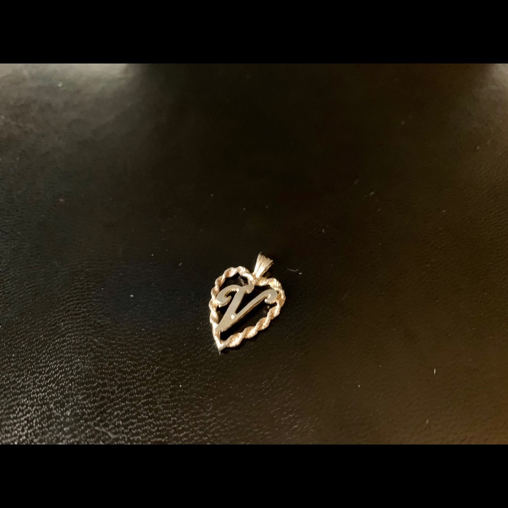 SILVER “V” PENDANT